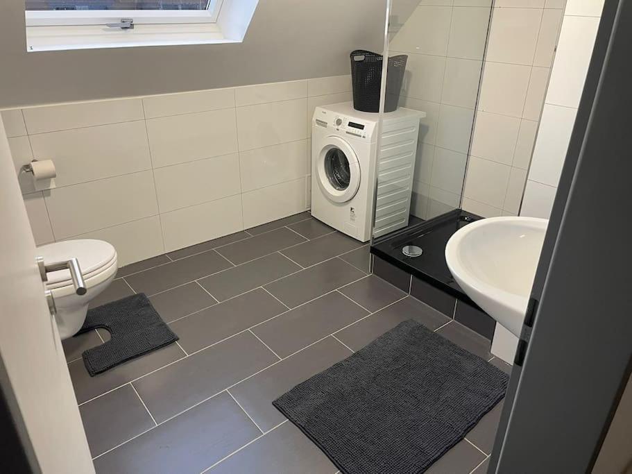 Moderne Ferienwohnung In Gelsenkirchen-Schalke Fuer 1 Bis 7 Personen Mit Terrasse, Ideal Fuer Gruppen & Stadionbesuche Eksteriør billede