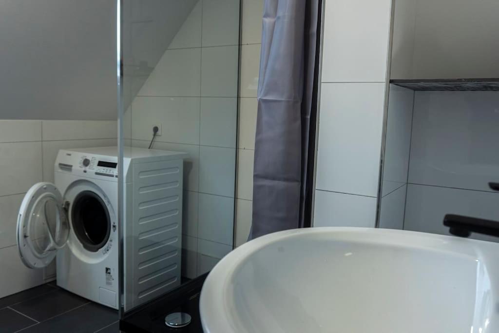 Moderne Ferienwohnung In Gelsenkirchen-Schalke Fuer 1 Bis 7 Personen Mit Terrasse, Ideal Fuer Gruppen & Stadionbesuche Eksteriør billede